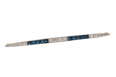 un gros plan sur une barrette en forme de diamant bleue et blanche
