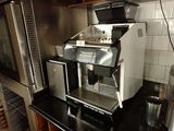 une machine à café posée sur un comptoir dans une cuisine