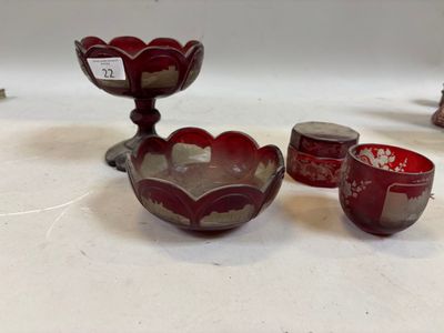 trois bols et deux tasses posés sur une table