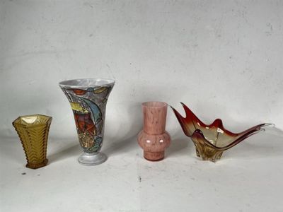 trois vases posés l'un à côté de l'autre sur une surface blanche