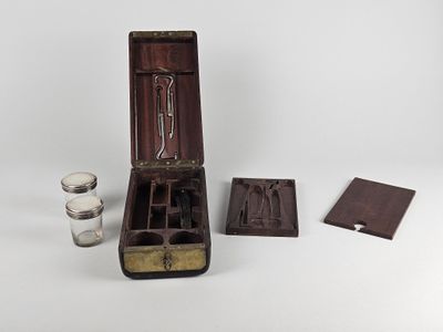 une petite boîte en bois contenant une bouteille d'eau et un verre