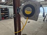 un tuyau fixé à une perche dans un garage