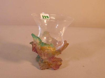 un vase en verre contenant un poisson, posé sur une table
