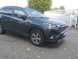 La Toyota RAV est garée sur un parking près d'une clôture.
