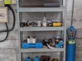 une étagère sur laquelle sont posés divers objets, dans un garage