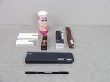 une tasse de café, un stylo, un crayon et un téléphone portable posés sur une table