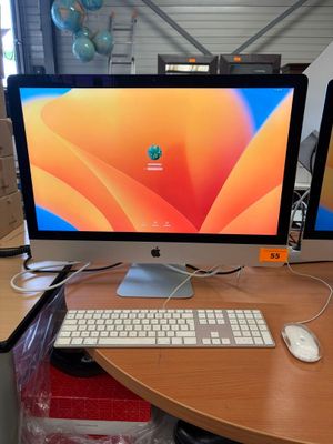 deux écrans d'ordinateur et un clavier sur un bureau
