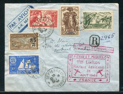 une vieille carte postale sur laquelle sont collés de nombreux timbres