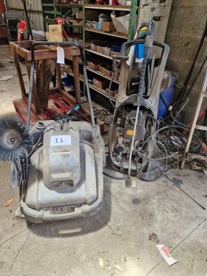 une tondeuse à gazon posée sur le sol