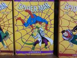 des bandes dessinées Spider-Man sur une étagère dans un magasin
