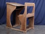 un bureau en bois et une chaise devant un rideau bleu