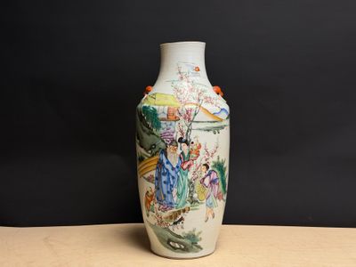 un vase avec un tableau posé sur une table