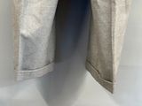 un gros plan sur un pantalon accroché au mur