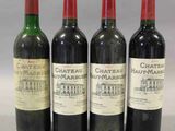 trois bouteilles de vin sont alignées sur une table