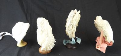 quatre types de plumes différents sont présentés sur un fond noir