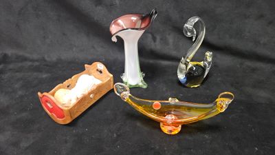 trois objets en verre différents sur fond noir
