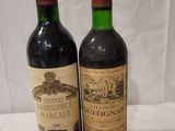 deux bouteilles de vin posées l'une à côté de l'autre sur une table