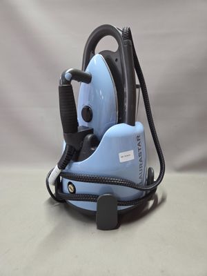 un nettoyeur à vapeur bleu et noir posé sur une table blanche