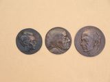 trois médaillons en bronze représentant deux hommes et une femme
