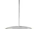 gros plan d'un luminaire sur fond blanc