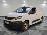 la camionnette blanche est garée sur le sol en damier d'une pièce