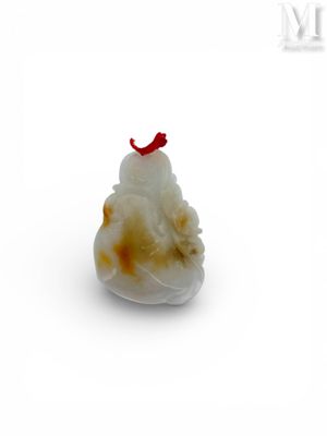 figurine en jade sculptée représentant un poulet sur fond blanc
