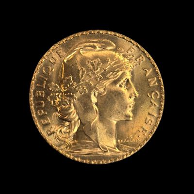 Gros plan sur une pièce d'or ornée d'une tête de femme