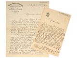 deux vieilles lettres sont posées sur une feuille de papier