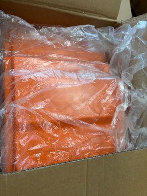 une boîte de carottes emballée dans du plastique et posée sur une table