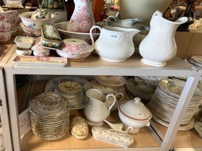 de nombreux types de poteries exposés dans un magasin
