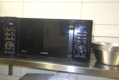 un micro-ondes et un saladier posés sur un plan de travail de cuisine