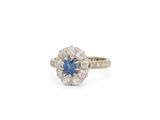 une bague à grappes de saphirs et de diamants