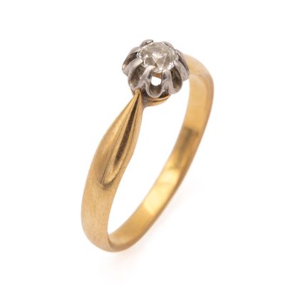 gros plan d'une bague en or et diamants sur fond blanc