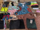 beaucoup de vêtements et d'accessoires étalés par terre