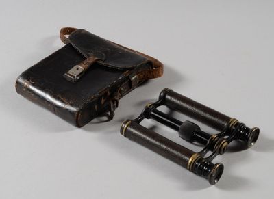 Paire de jumelles dans leur étui signée "Daval Aîné, Constru…