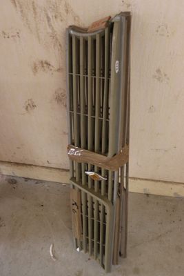 une pile de vieux radiateurs dans un coin de la pièce