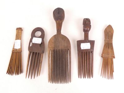 cinq peignes en bois et une brosse posés sur une surface blanche
