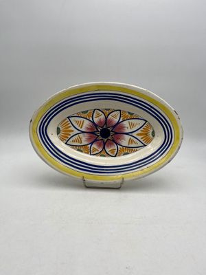 une image représentant un bol décoratif orné d'une fleur