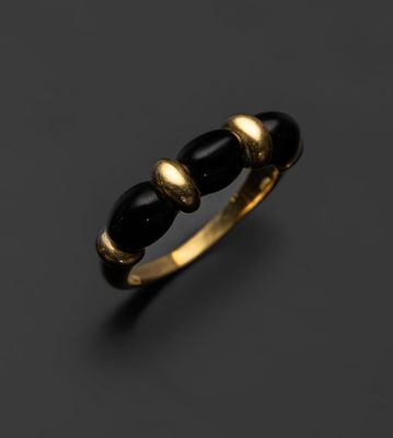 une image représentant une bague en or ornée de perles d'onyx noir