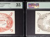 Trois types de timbres différents sont exposés sur un fond noir