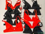 Plusieurs modèles de bikinis sont alignés sur une surface blanche