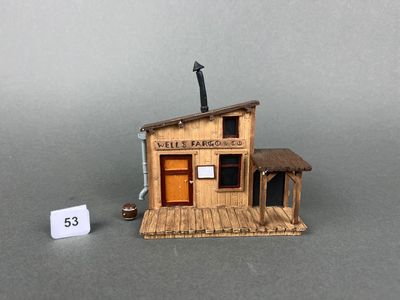 un petit bâtiment en bois avec un toit et une porte