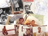 une pile de vieilles photos d'hommes et de femmes posée sur une table
