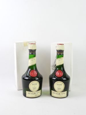 deux bouteilles d'alcool posées l'une à côté de l'autre sur une surface blanche