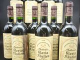 six bouteilles de vin sont alignées sur une table