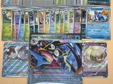 gros plan d'une collection de cartes pokemon sur une table