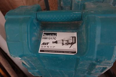 une boîte en plastique bleue sur laquelle est collé un autocollant