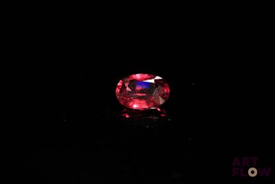 un diamant rose sur fond noir