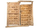 deux portes en bois ouvertes sur un fond blanc