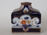 un vase bleu et blanc orné d'un motif floral